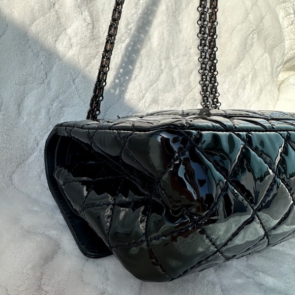 CHANEL 2.55 Reissue 225 Black Patent Quilted Calfskin Shoulder Bag - Picture 10 of 16